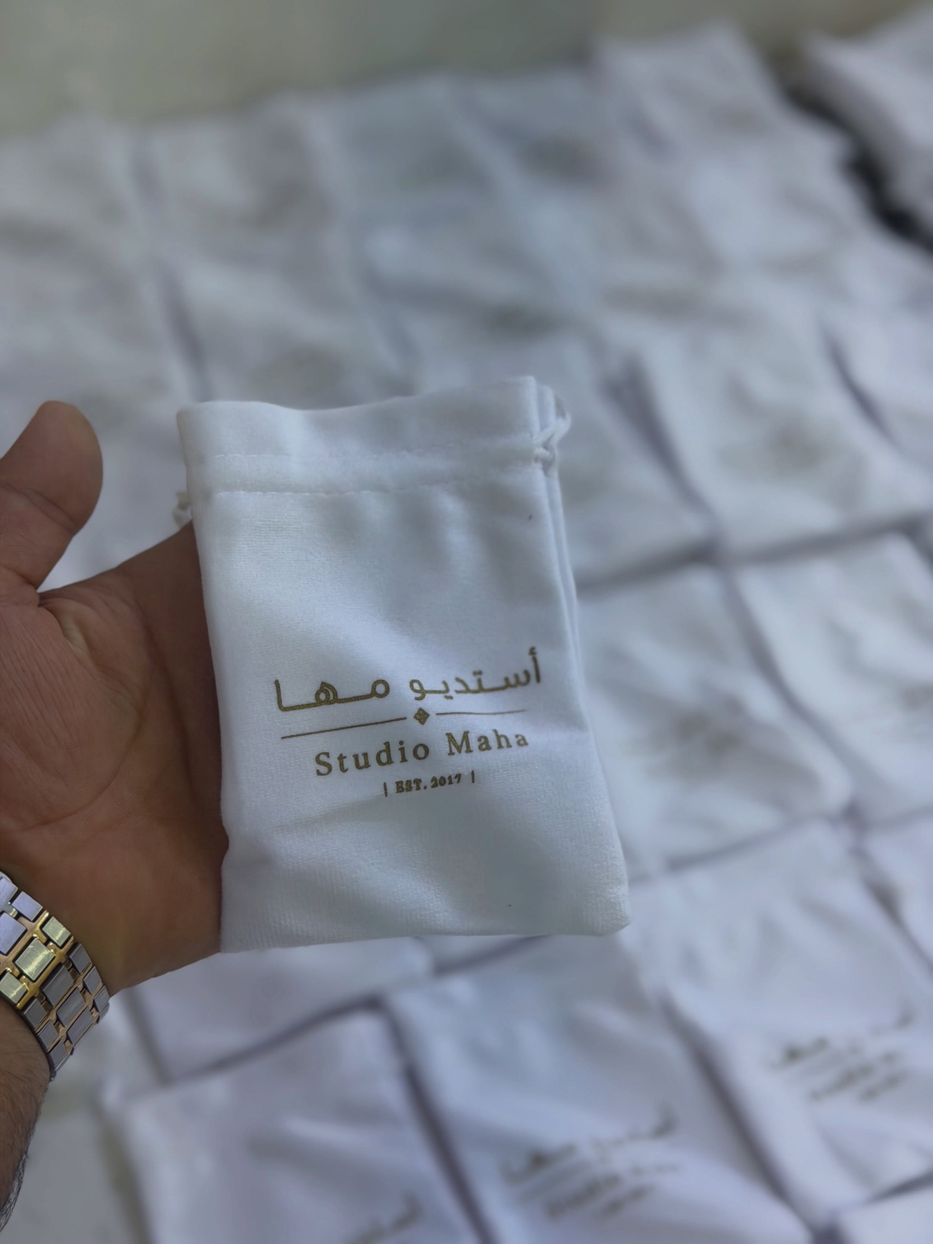 أكياس قماشية بيضاء بطباعة ذهبية