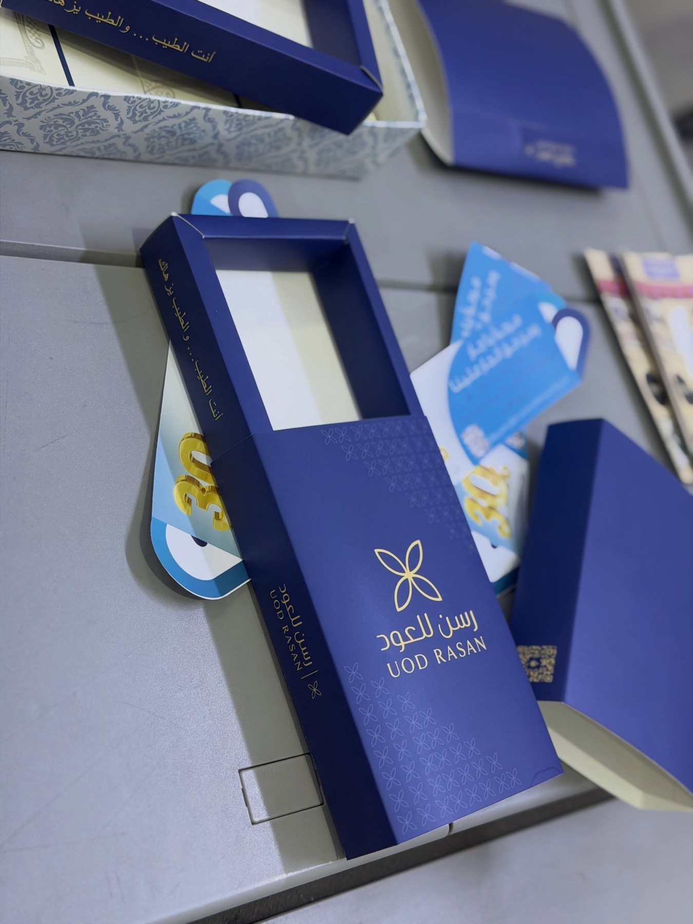 بوكسات بنفسجية وزرقاء مطبوعة على طاولة عمل